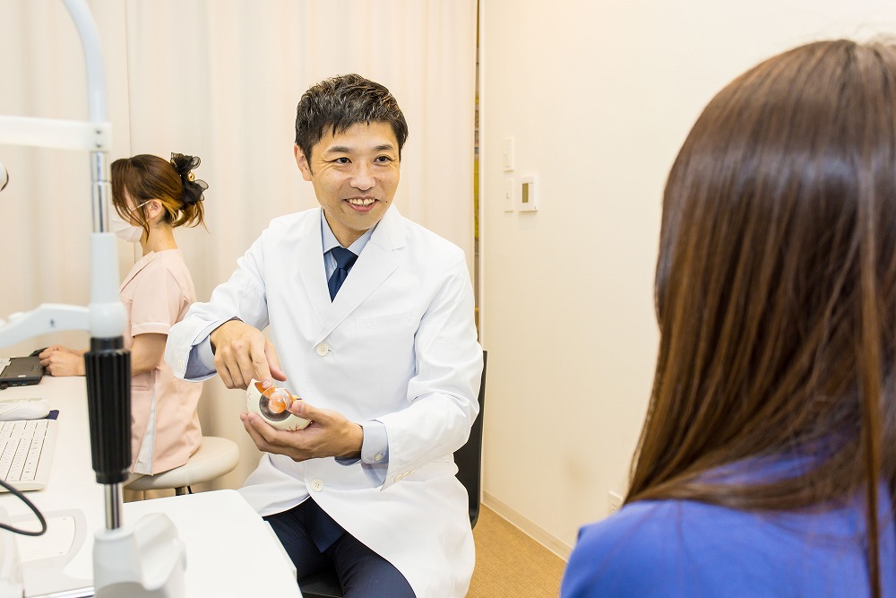 視界の歪みは放置せず眼科へ